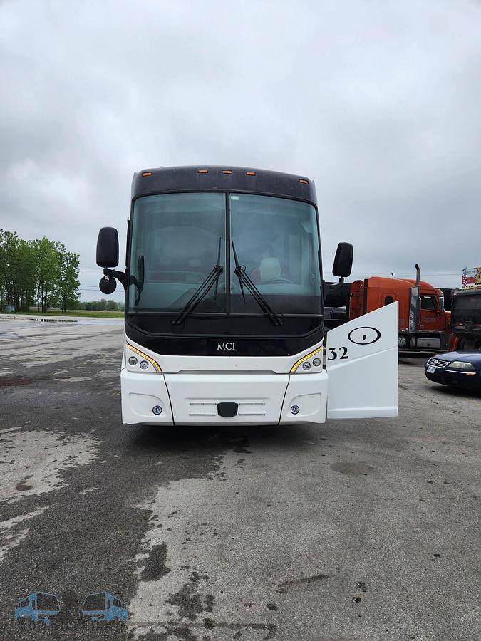 Used 2019 MCI J4500 ADA