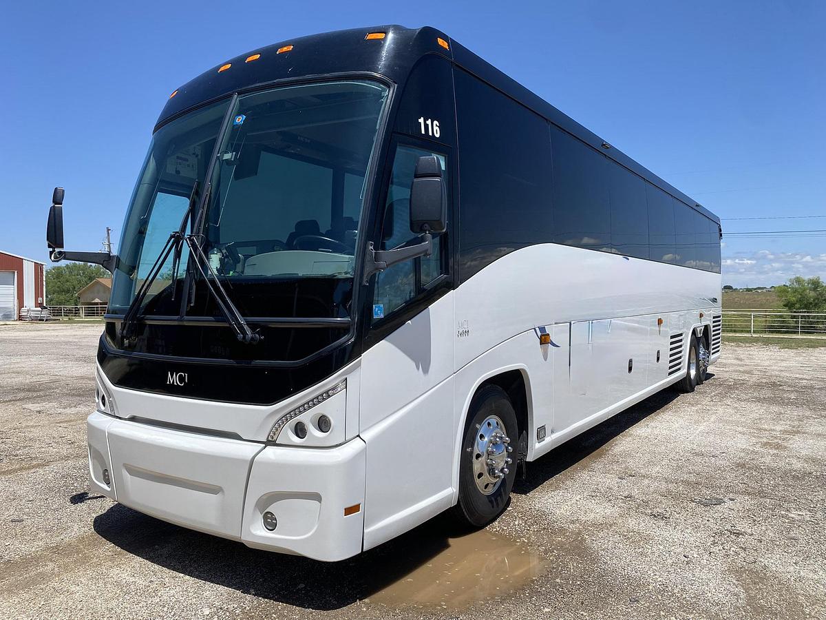 Used 2017 MCI J4500