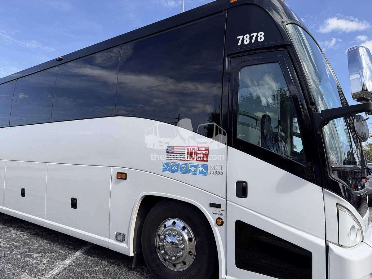 Used 2018 MCI J4500