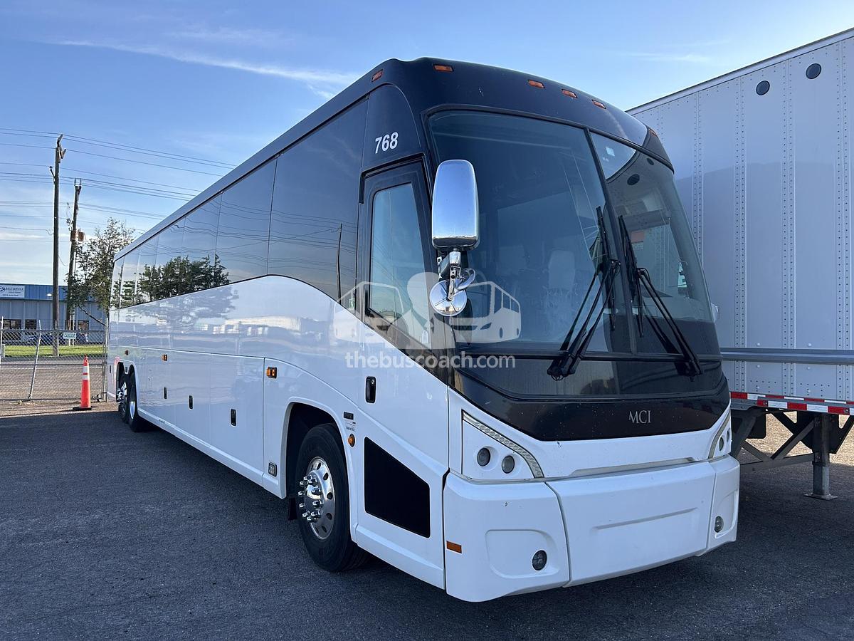 Used 2014 MCI J4500 ADA