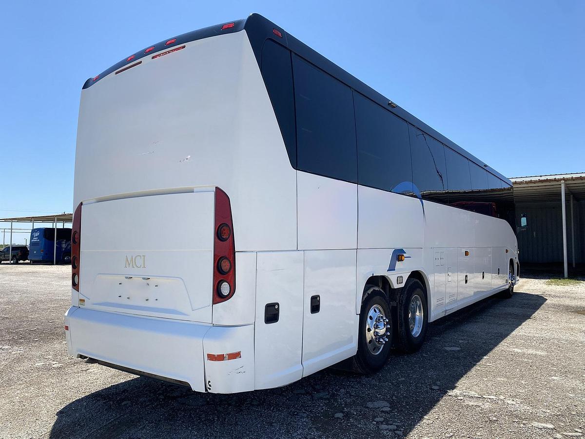 Used 2017 MCI J4500