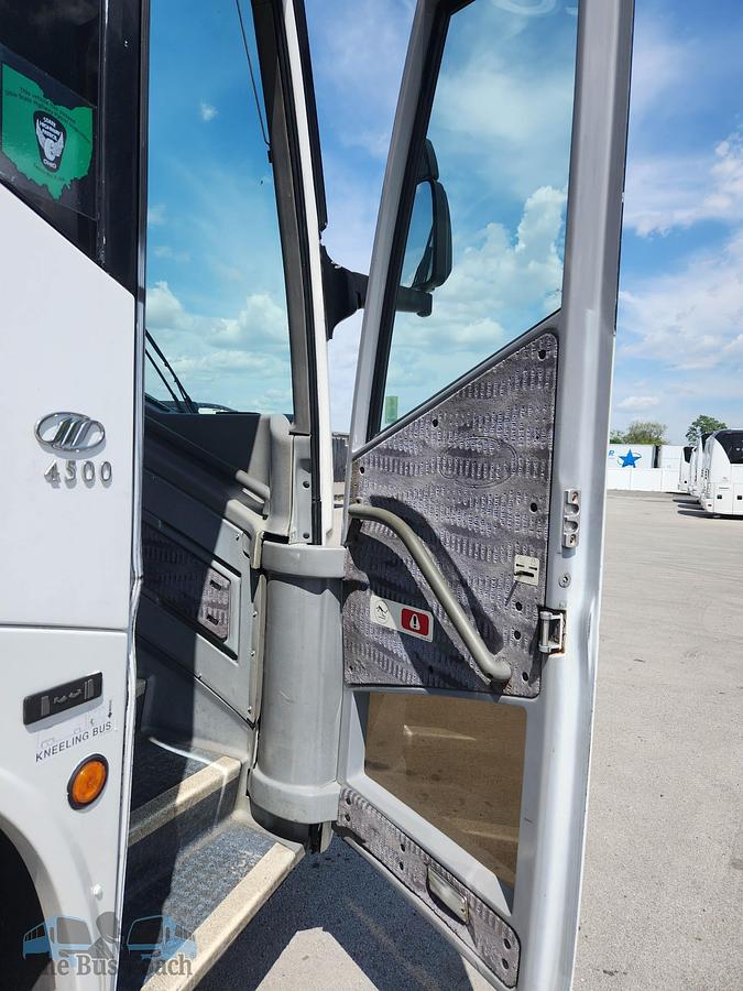 Used 2006 MCI J4500