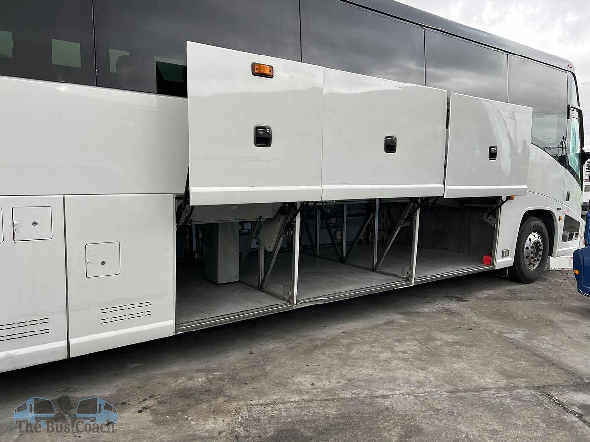 Used 2014 MCI J4500 ADA