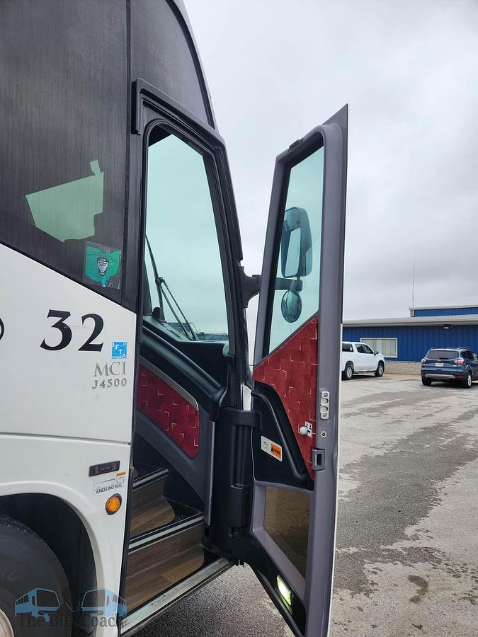 Used 2019 MCI J4500 ADA
