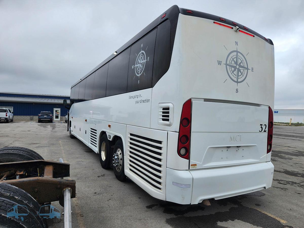 Used 2019 MCI J4500 ADA