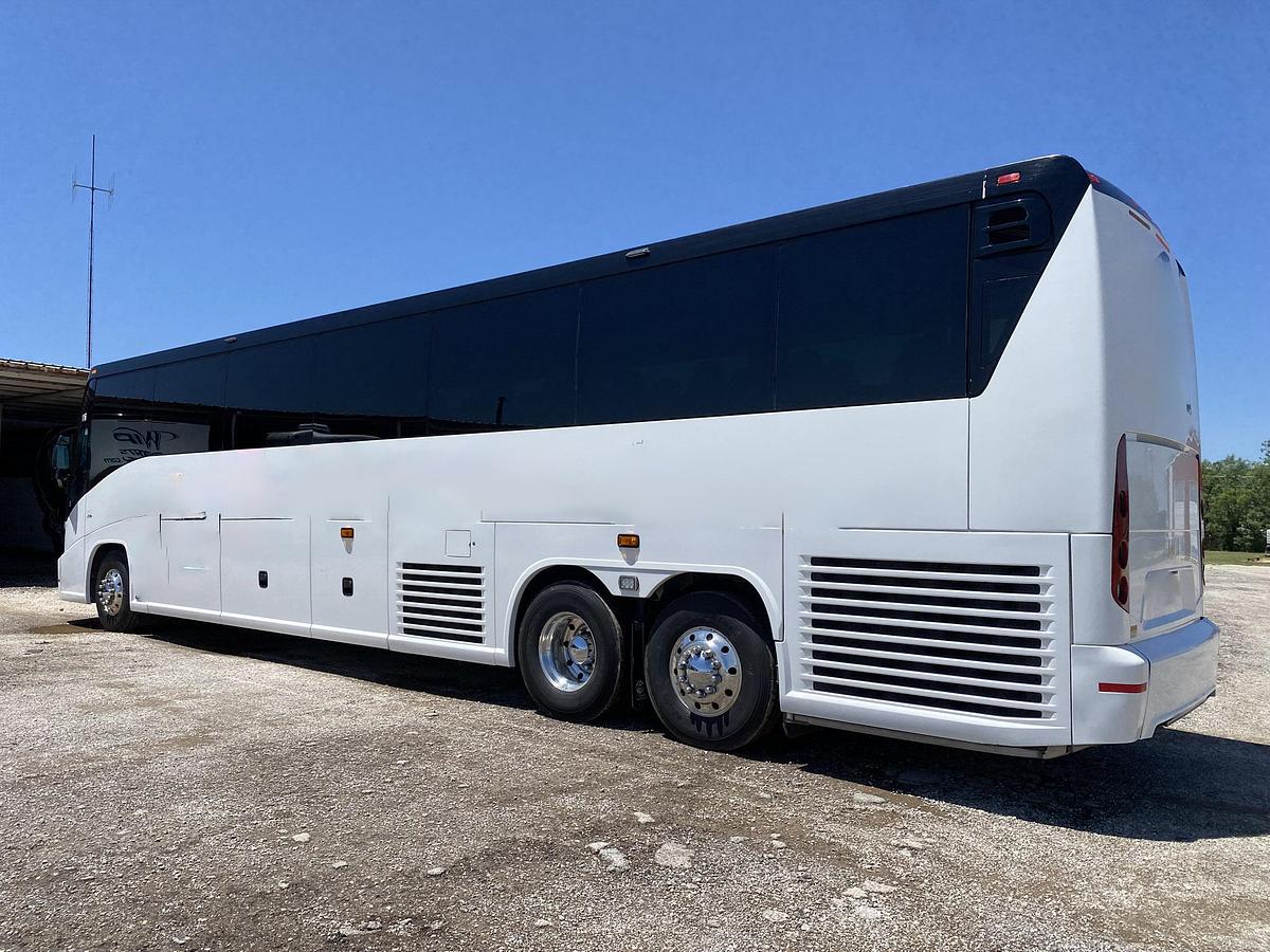 Used 2017 MCI J4500