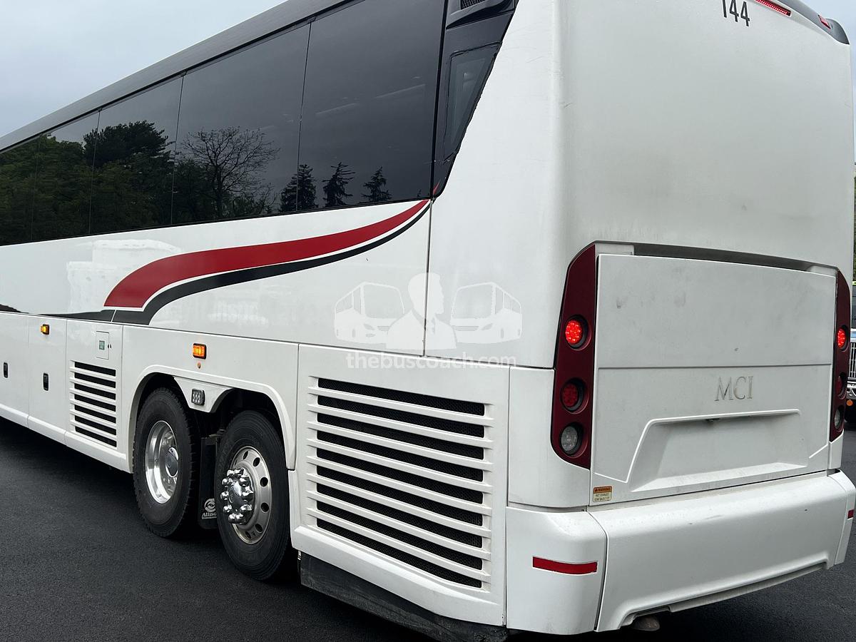 Used 2016 MCI J4500