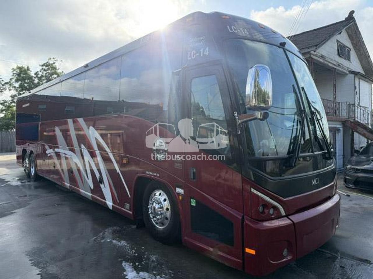 Used 2018 MCI J4500