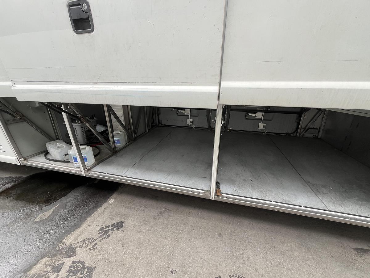 Used 2019 MCI J4500 ADA
