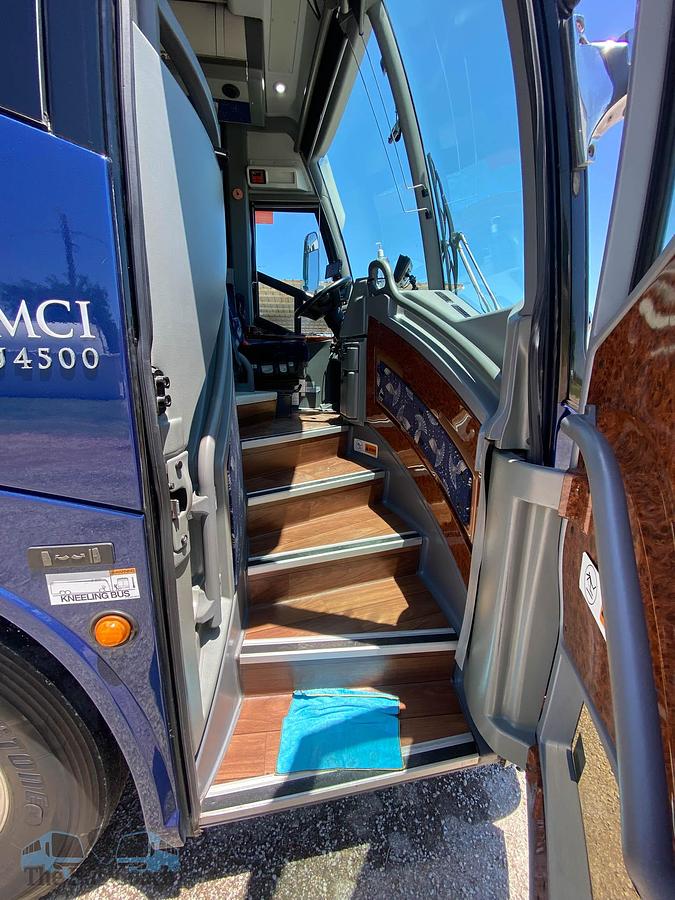 Used 2017 MCI J4500