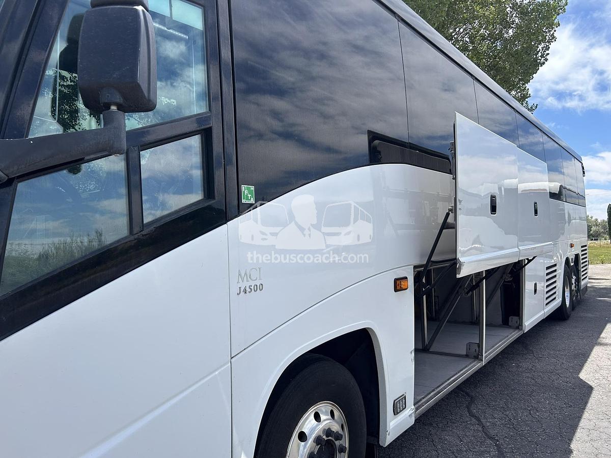 Used 2016 MCI J4500