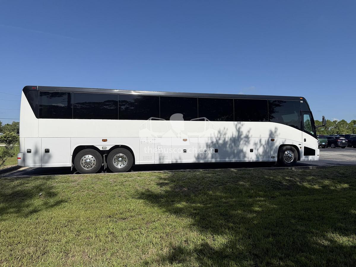 Used 2015 MCI J4500