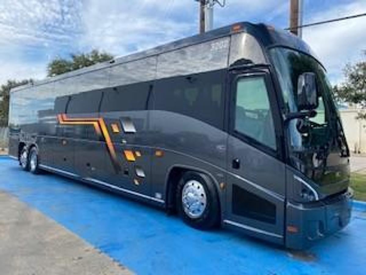 Used 2019 MCI J4500 ADA