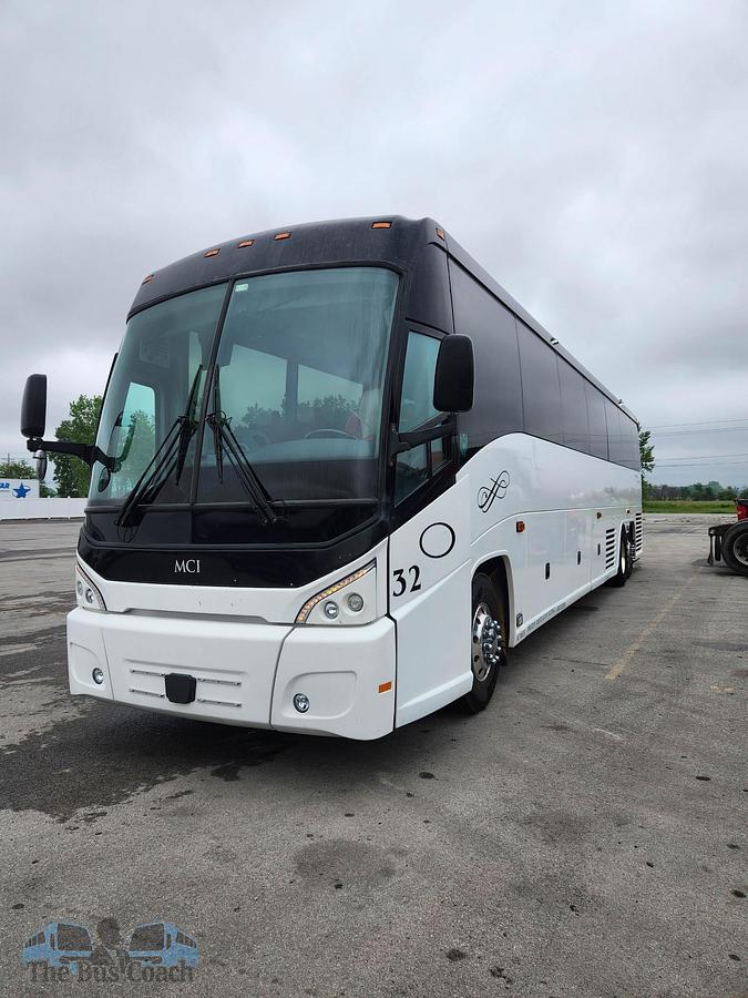 Used 2019 MCI J4500 ADA
