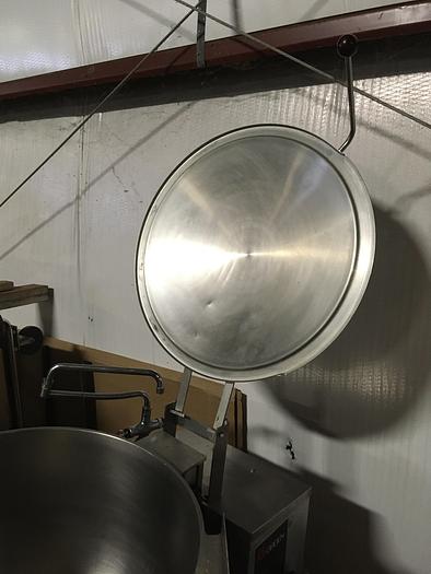 Used GROEN DEE/4T-40, 40 GAL ELECTRIC TILTING STEAM KETTLE w/ 2" TANGENT DRAW OFF VALVE, HINGED STAINLESS STEEL COVER, T&S STYLE DUAL TEMPERATURE WATER FILL FAUCET ASSEMBLY. (STOCK #755)