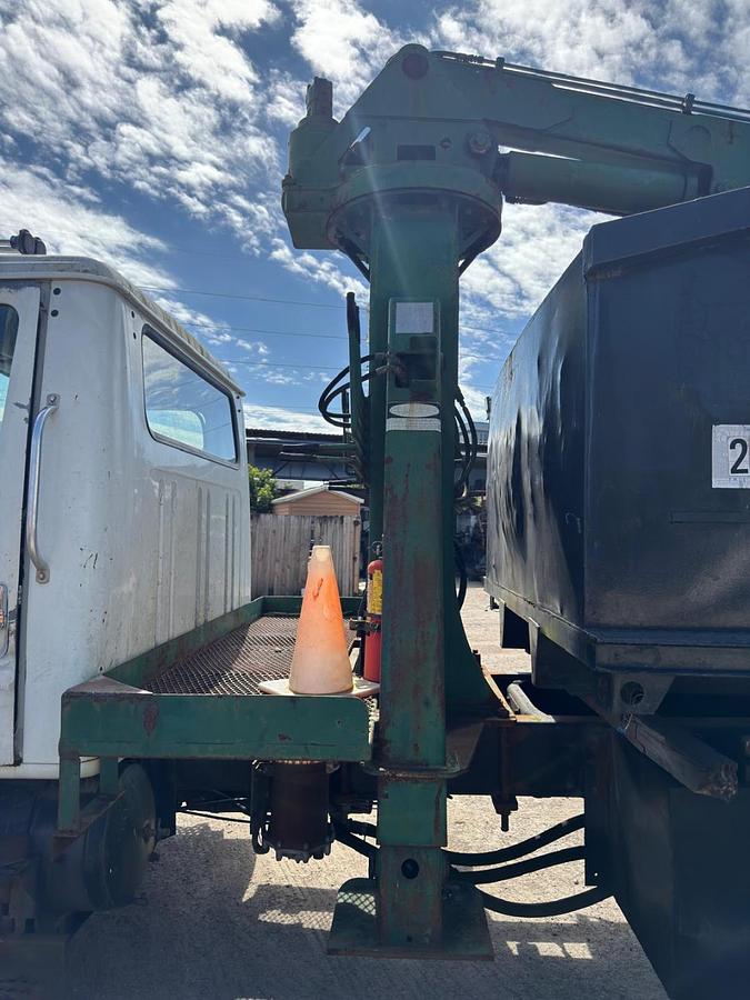 Used 2000 INTERNATIONAL 4700 GRAPPLE 