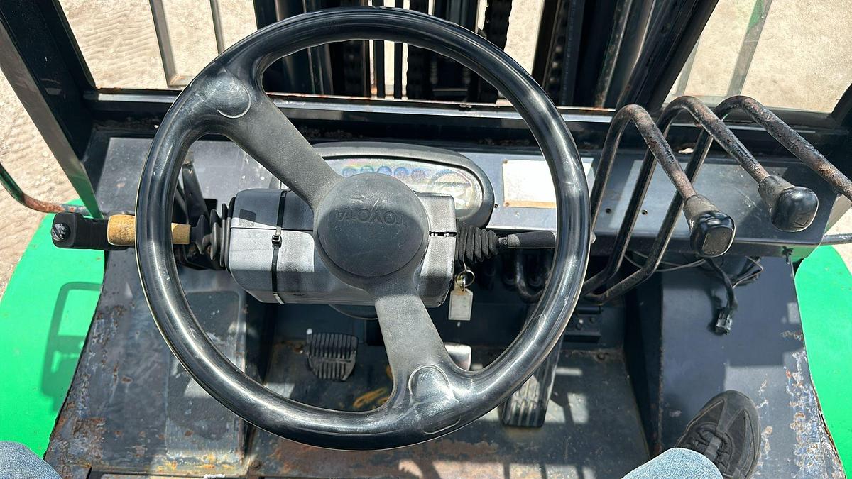 Used 2010 TOYOTA 5FD70 FORKLIFT 