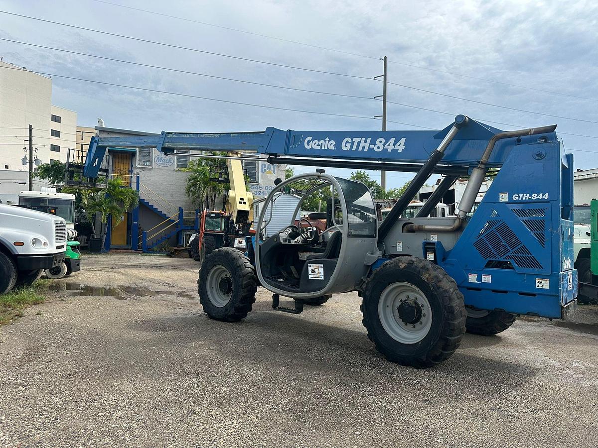 Used 2010 GENIE GTH-844 TELESCOPIC FORKLIFT 