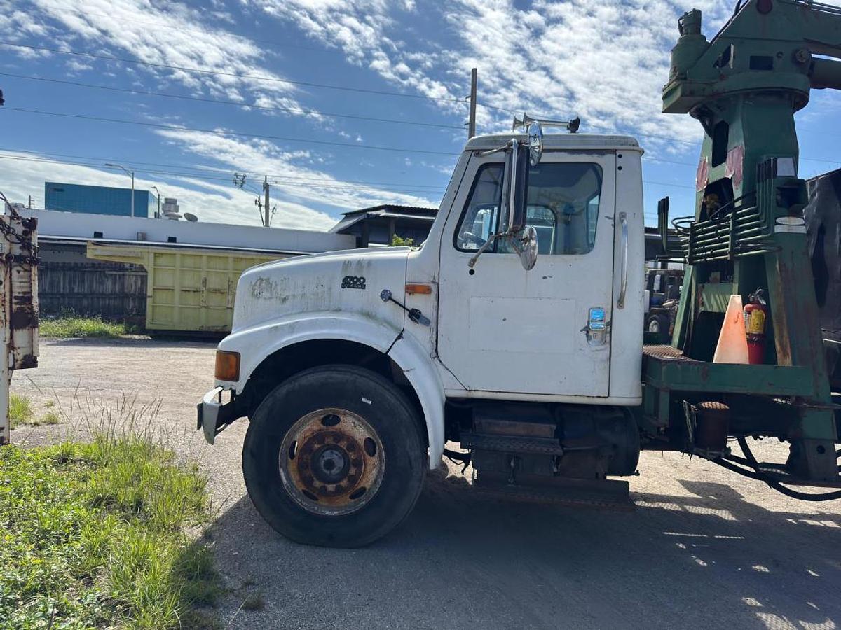 Used 2000 INTERNATIONAL 4700 GRAPPLE 