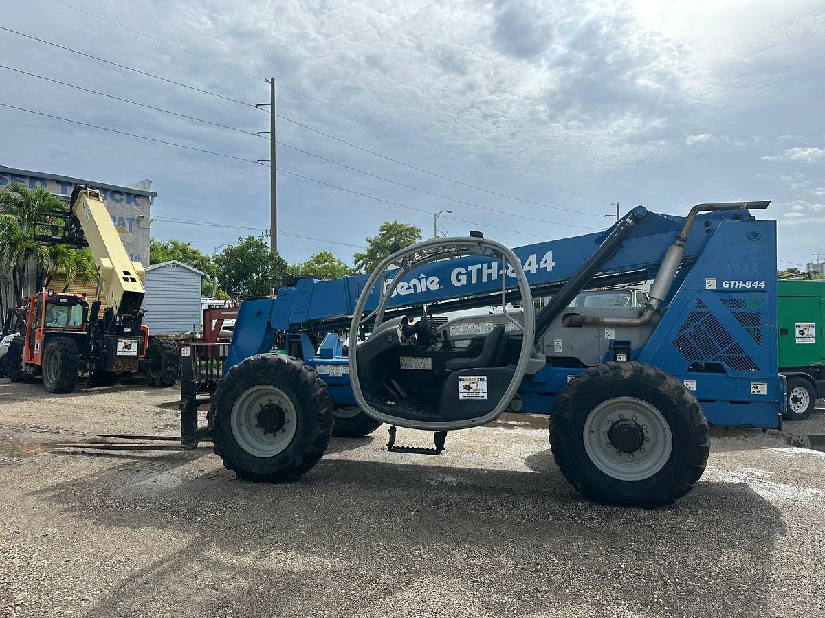 Used 2010 GENIE GTH-844 TELESCOPIC FORKLIFT 