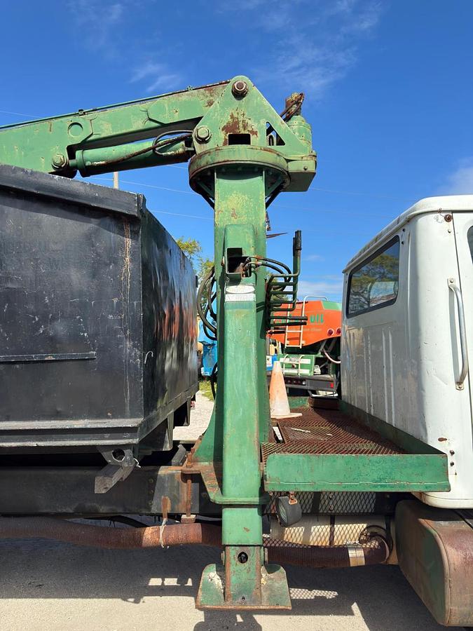 Used 2000 INTERNATIONAL 4700 GRAPPLE 