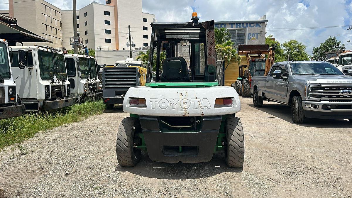 Used 2010 TOYOTA 5FD70 FORKLIFT 