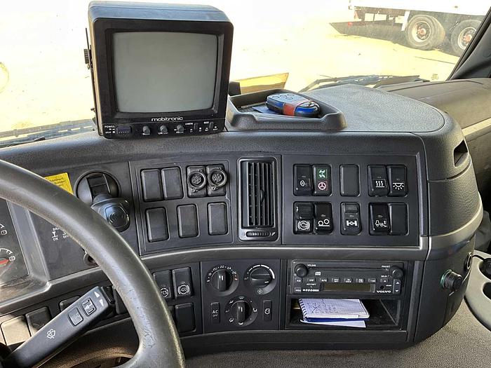 Used 2018 VOLVO FM9 truck for sale