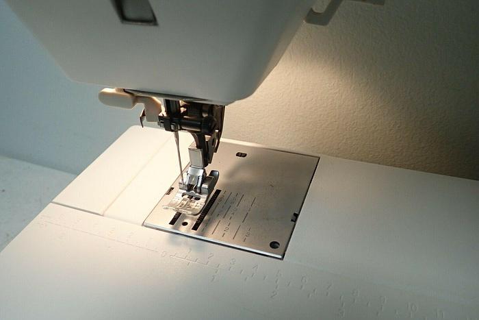 Used PFAFF Type 610A Select 4.0 Sewing Machine w/ Cover & Foot Pedal / Controller