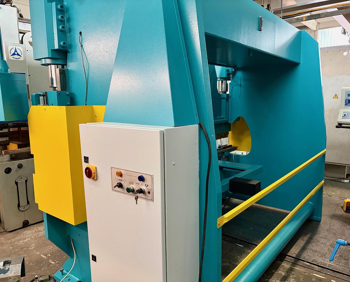 Usato Pressa Piegatrice “FEMAS” 3050×100 tonn.