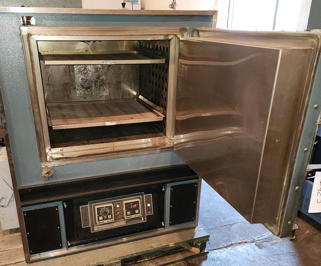 Used 25"W x 20"H x 20"L Blue M DC-256A-FHP-1 Class A Cabinet Oven, 600°F, Electric
