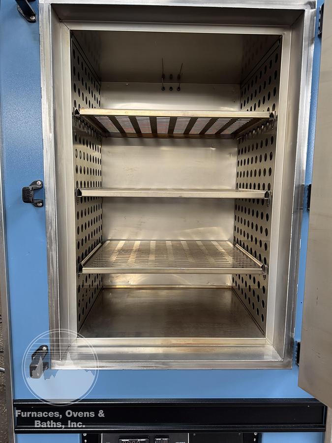 Used 25"W x 38"H x 20"L Blue M DC-336 Cabinet Oven, 650°F, Electric