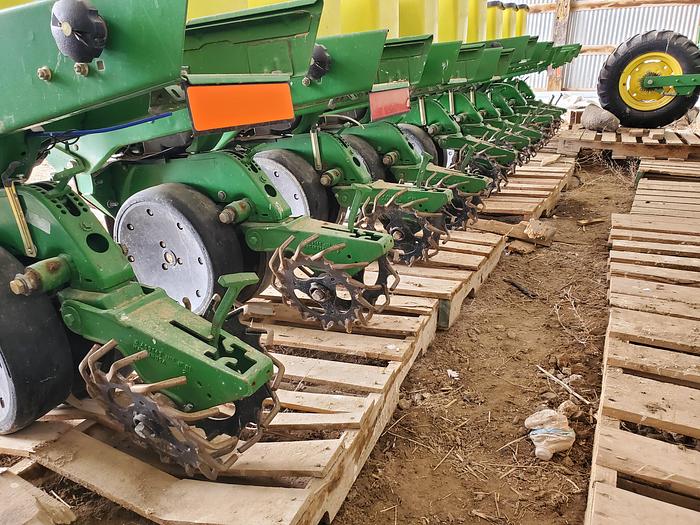 Used 12R22 John Deere 1730 MaxEmerge Plus Planter w/ Precision Meters