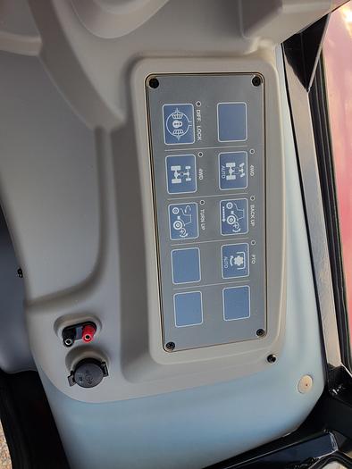 125 hp Mahindra 9125S Tractor w/ Loader ** 4 hrs - Never Used **