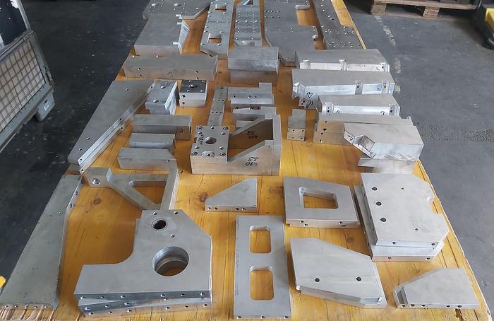 Gebraucht Aluminium Konstruktionsteile, Bleche, Winkel, usw., gemäß Foto, gebraucht