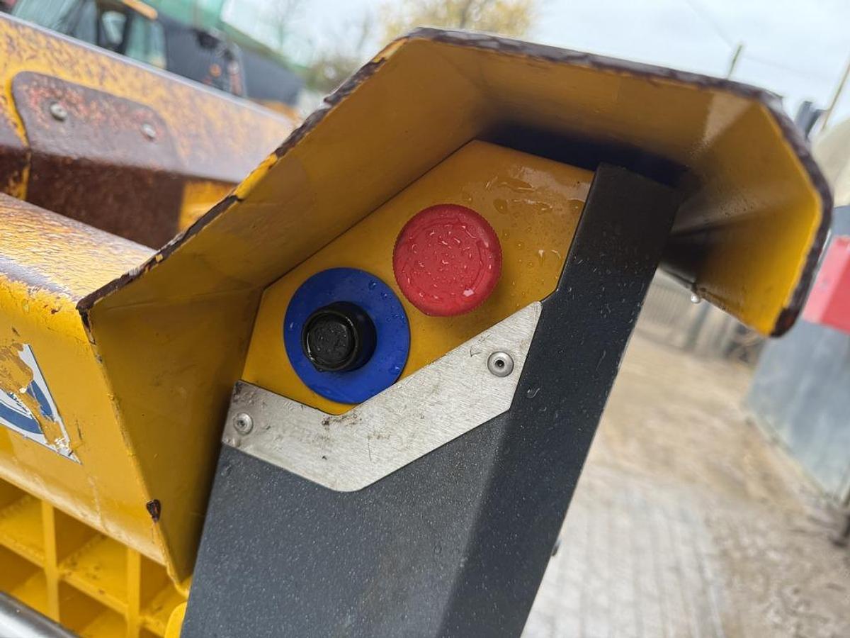 Used Dragon CR300 Tracked Mini Crusher