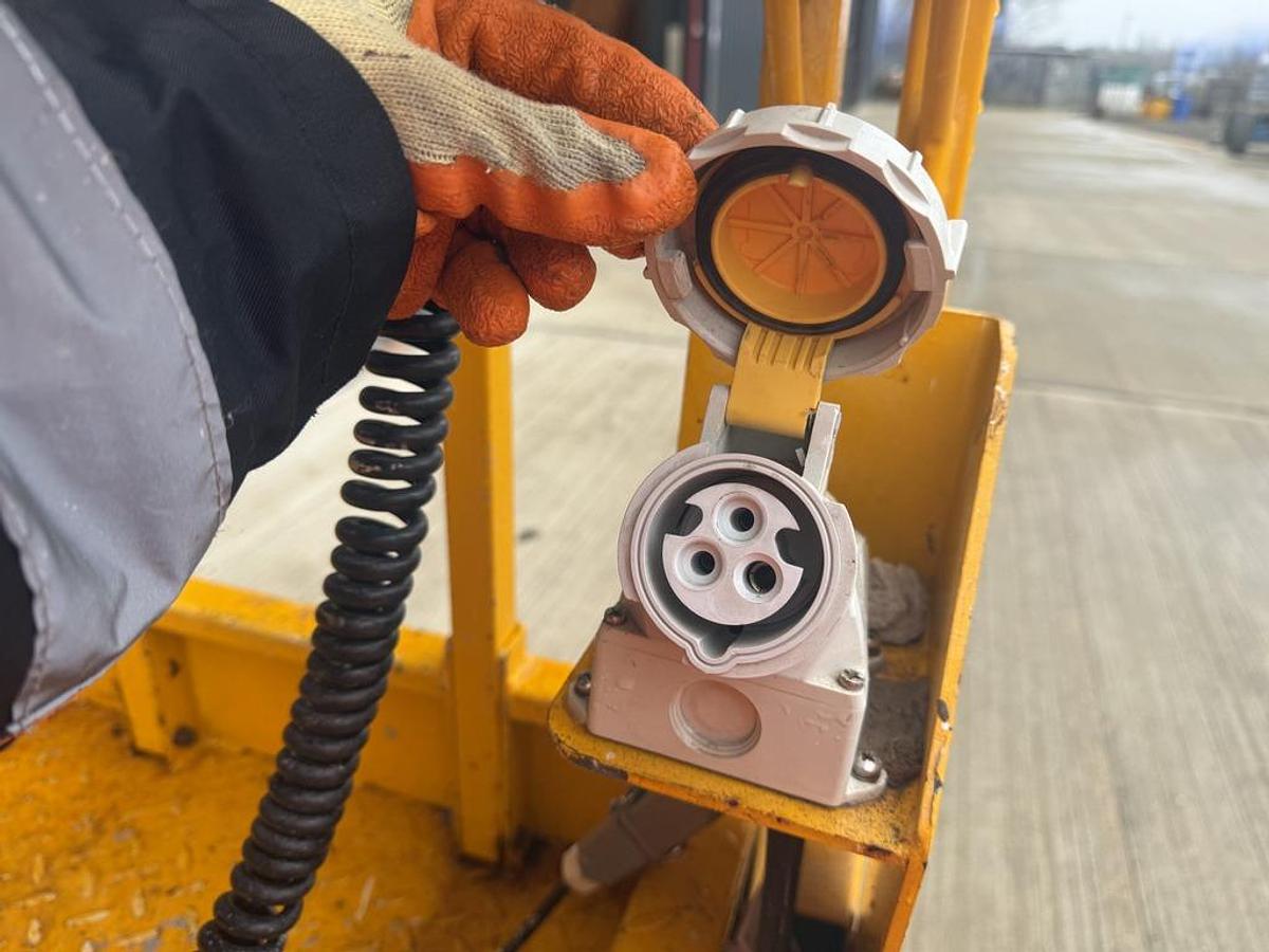 Used JCB S1930E 8m Electric Scissor Lift