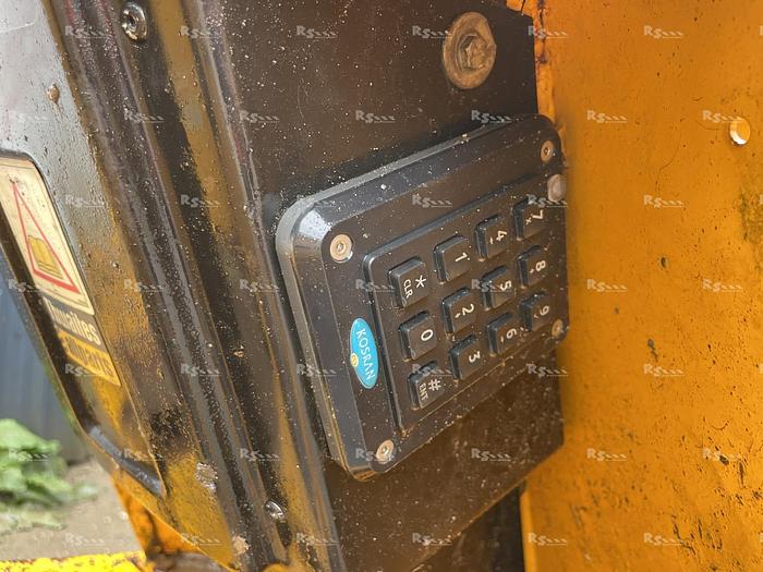 Used THWAITES 3 TONNE SWIVEL