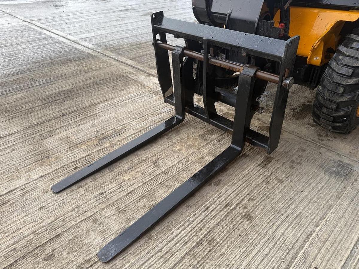 Used JCB 520-40 2t 4m Telehandler