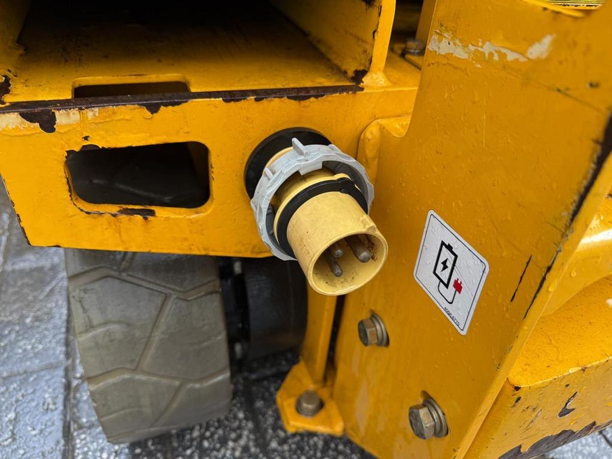 Used JCB S1930E 8m Electric Scissor Lift