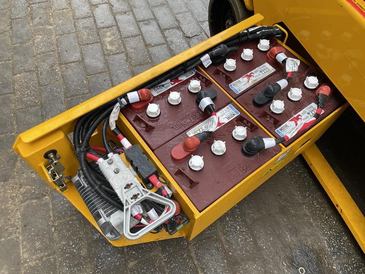 Used JCB S1930E 8m Electric Scissor Lift