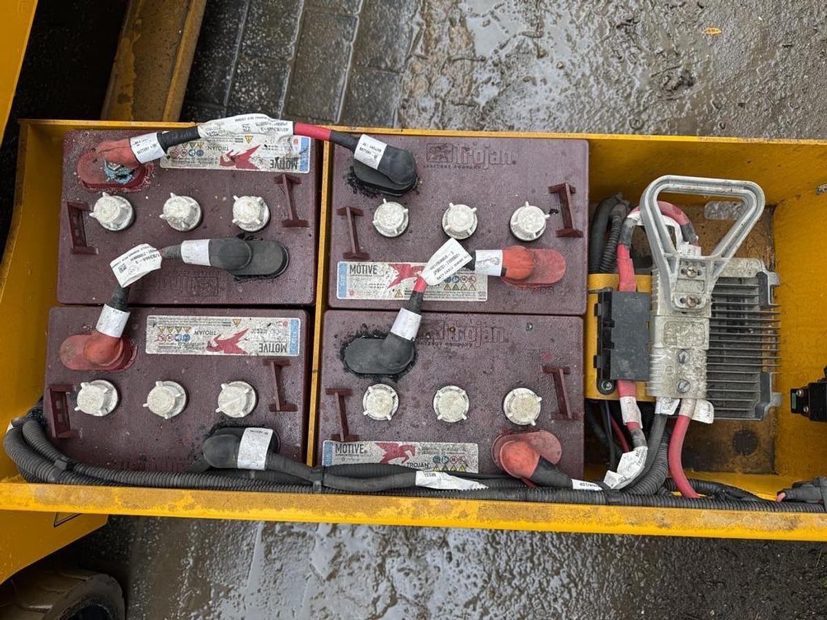 Used JCB S2632E 10m Electric Scissor Lift