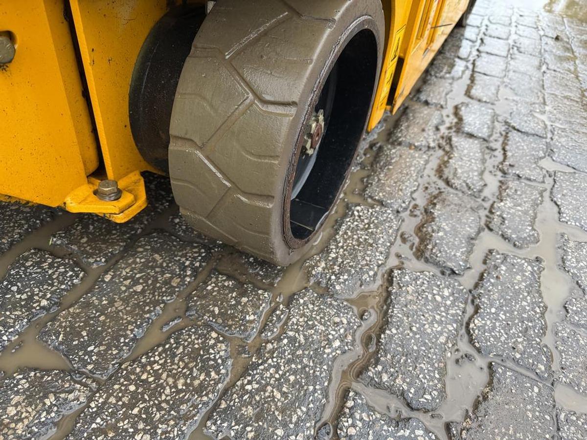 Used JCB S1930E 8m Electric Scissor Lift