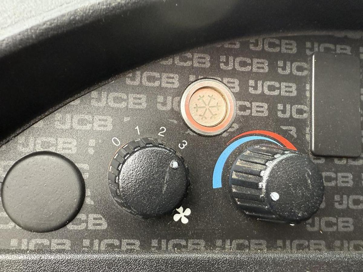 Used JCB 520-40 2t 4m Telehandler
