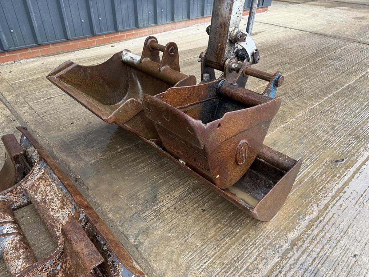 Used Takeuchi TB225 2.4t Mini Excavator