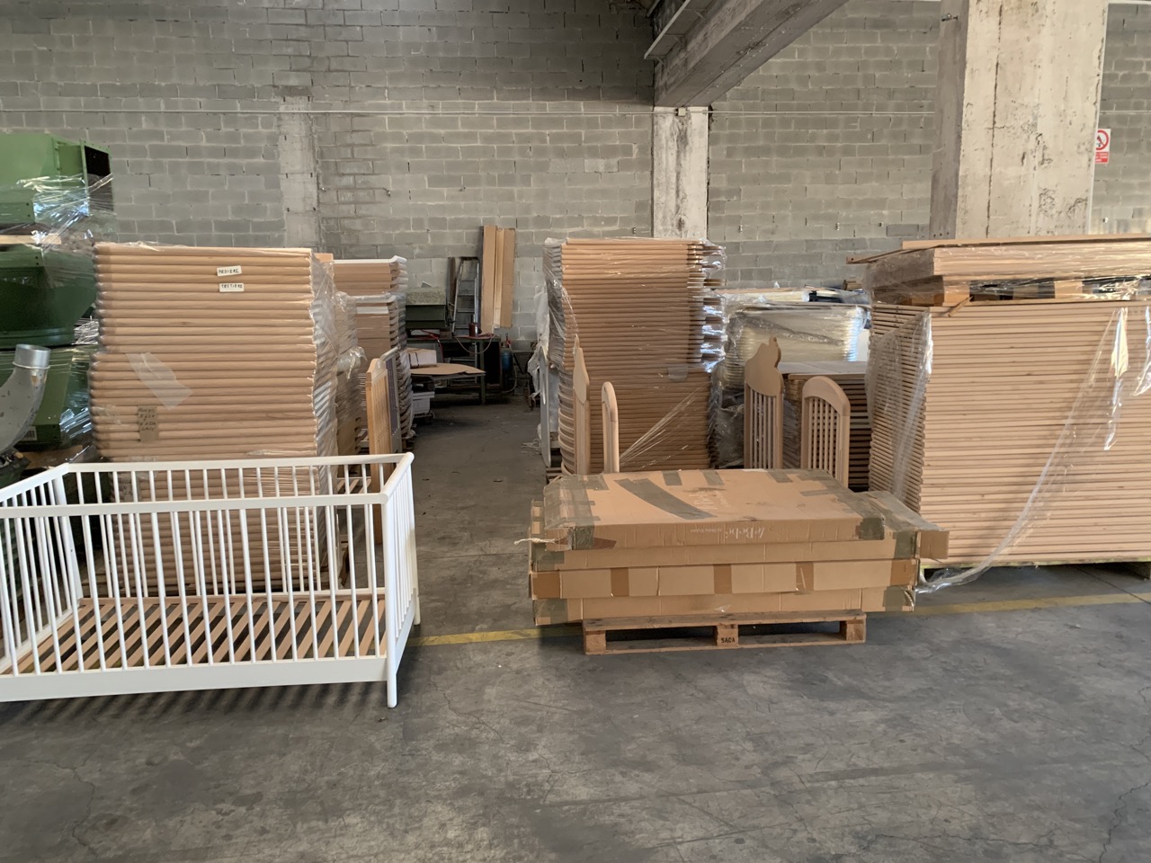 Usato Magazzino completo di una fabbrica di produzione lettini di alta qualità