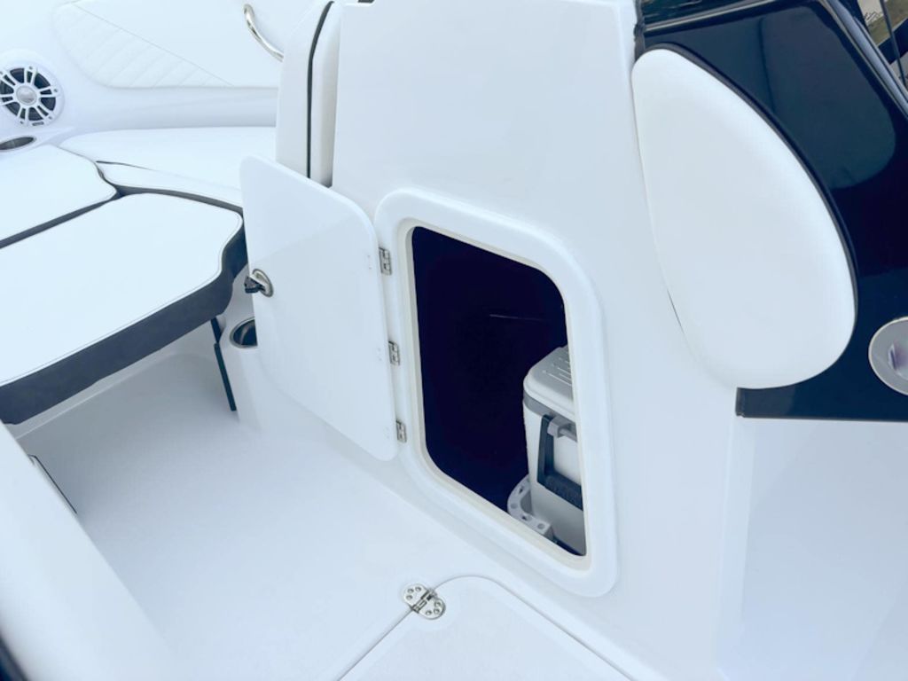 2027 Stingray 23 OSX Base