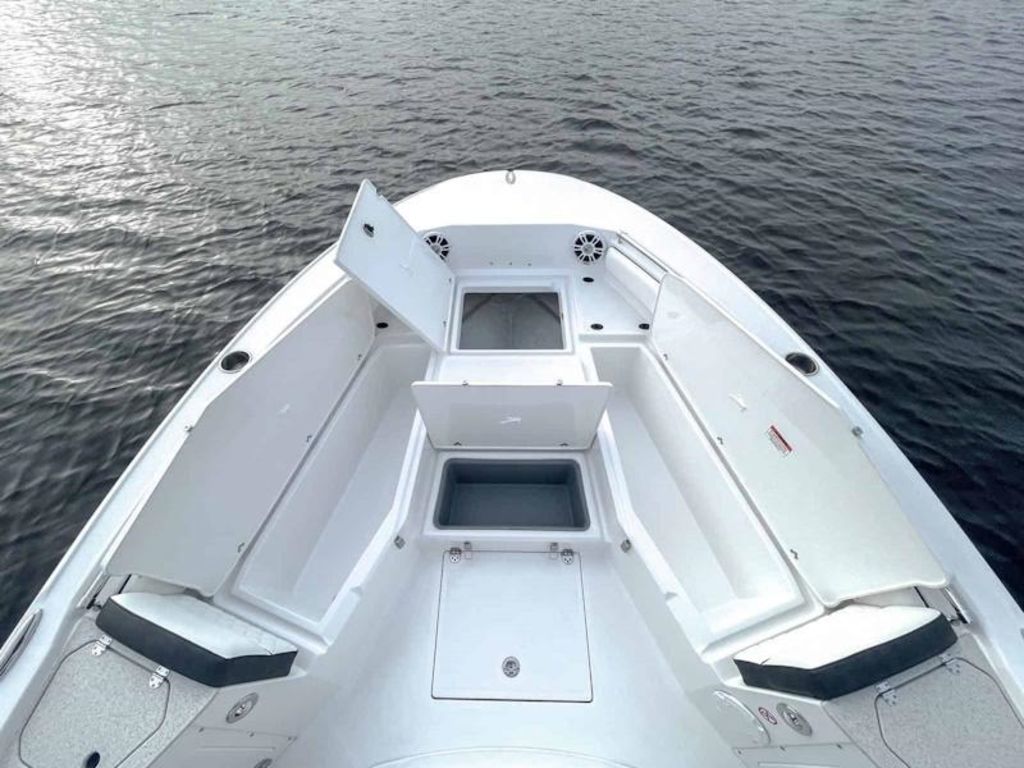 2027 Stingray 24HY (CC) Base