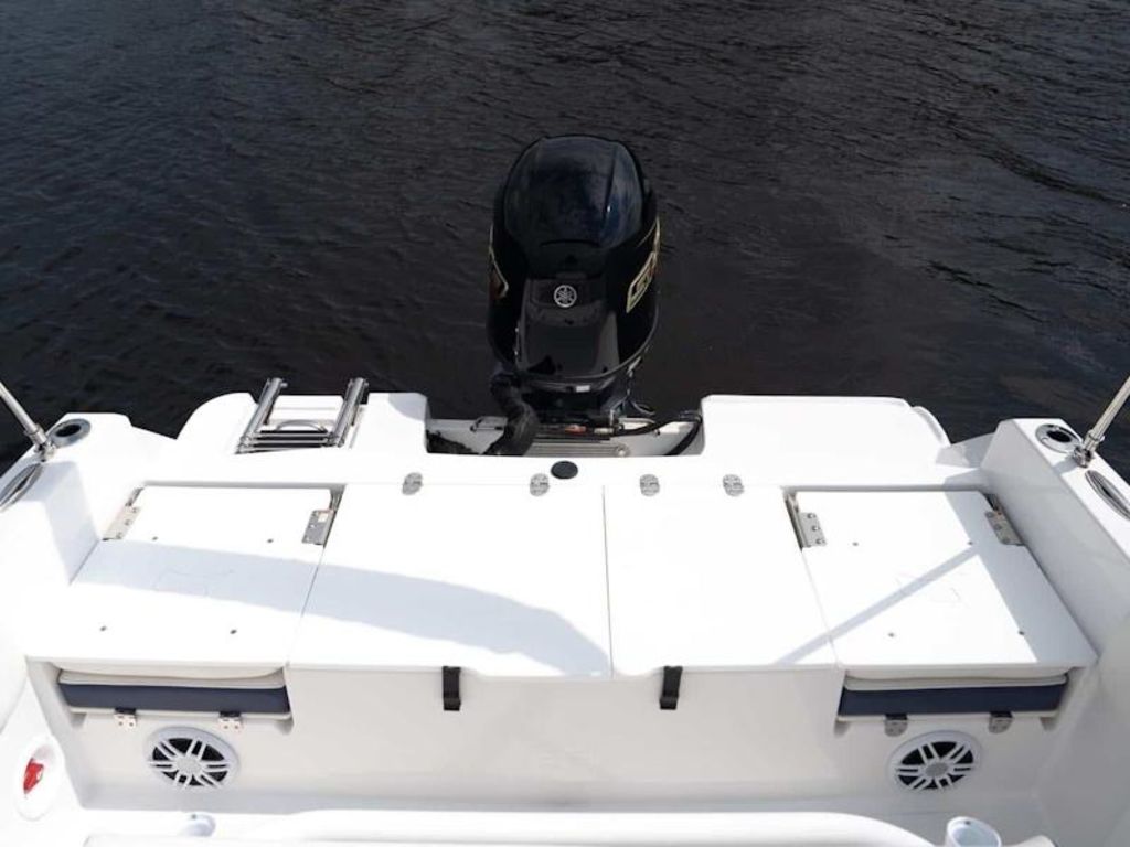 2027 Stingray 17CC Base