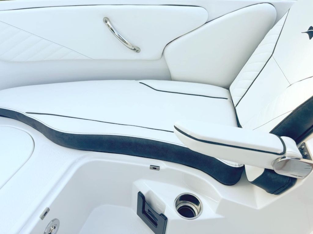 2027 Stingray 23 OSX Base