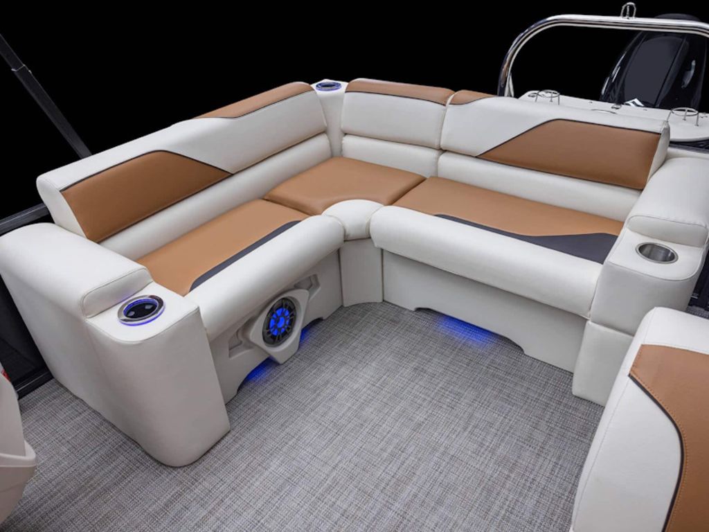 2026 Avalon Venture 85 Elite Windshield 23 FT